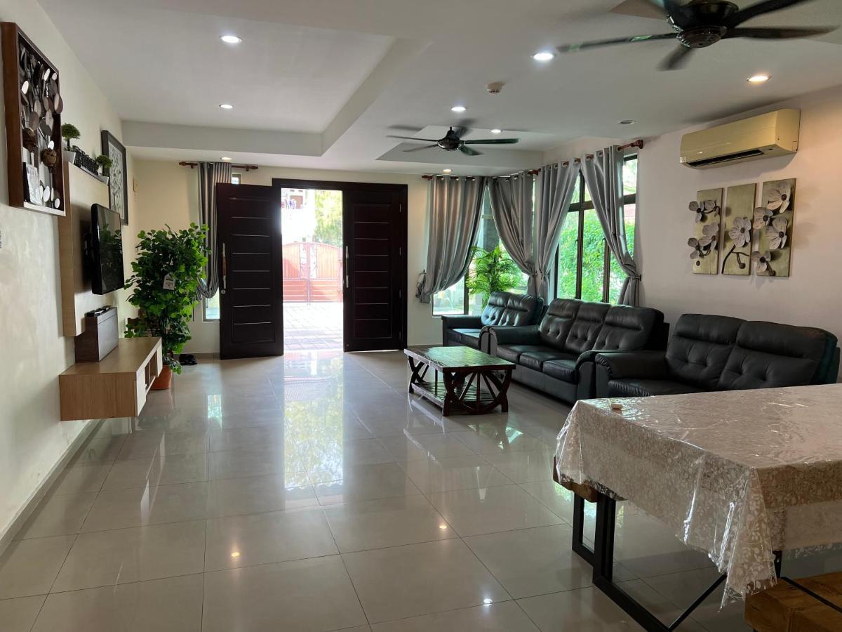 Melaka Beachfront Villa With Pool Exterior photo