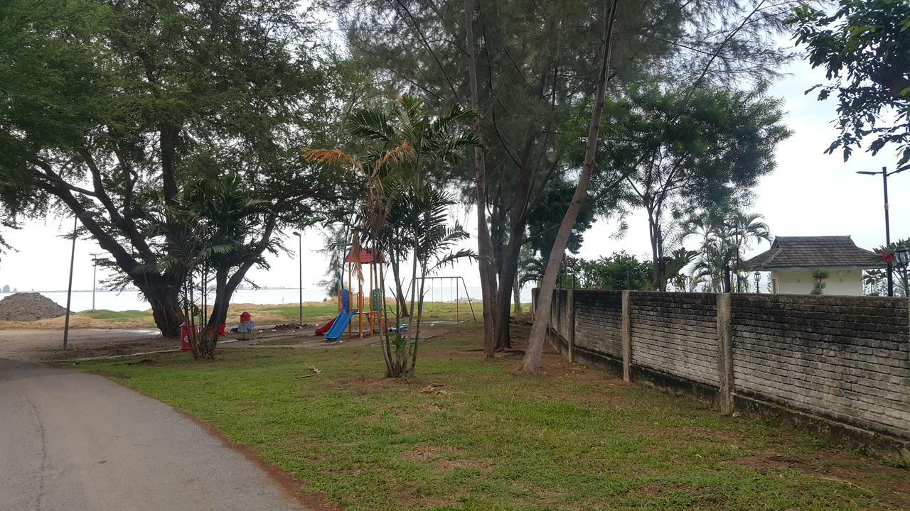 Melaka Beachfront Villa With Pool Exterior photo