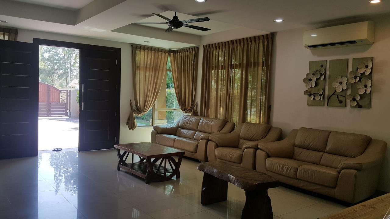 Melaka Beachfront Villa With Pool Exterior photo