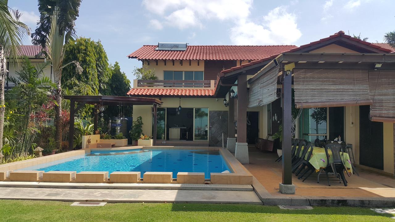 Melaka Beachfront Villa With Pool Exterior photo