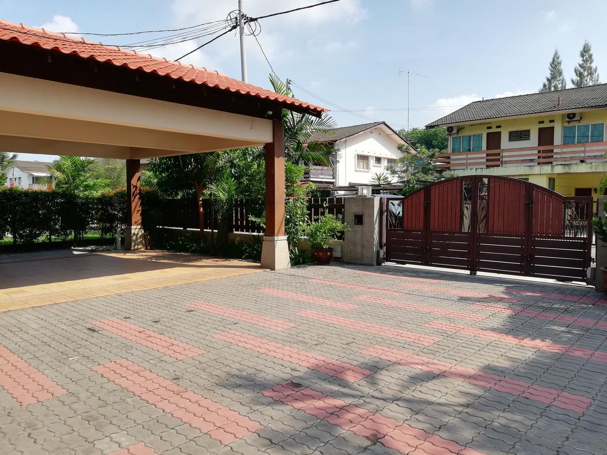 Melaka Beachfront Villa With Pool Exterior photo