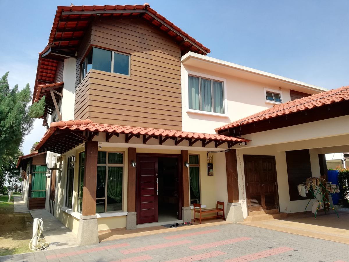 Melaka Beachfront Villa With Pool Exterior photo